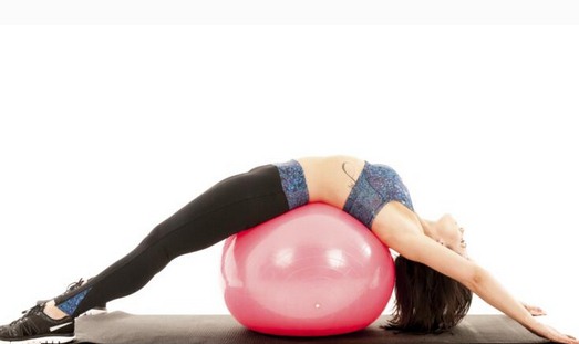 瑜伽球充气到什么程度合适？如何利用瑜伽球提臀翘臀呢