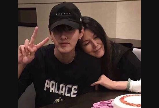 吴亦凡家境秒杀一切 吴亦凡妈妈名字照片曝光妈妈很美呀